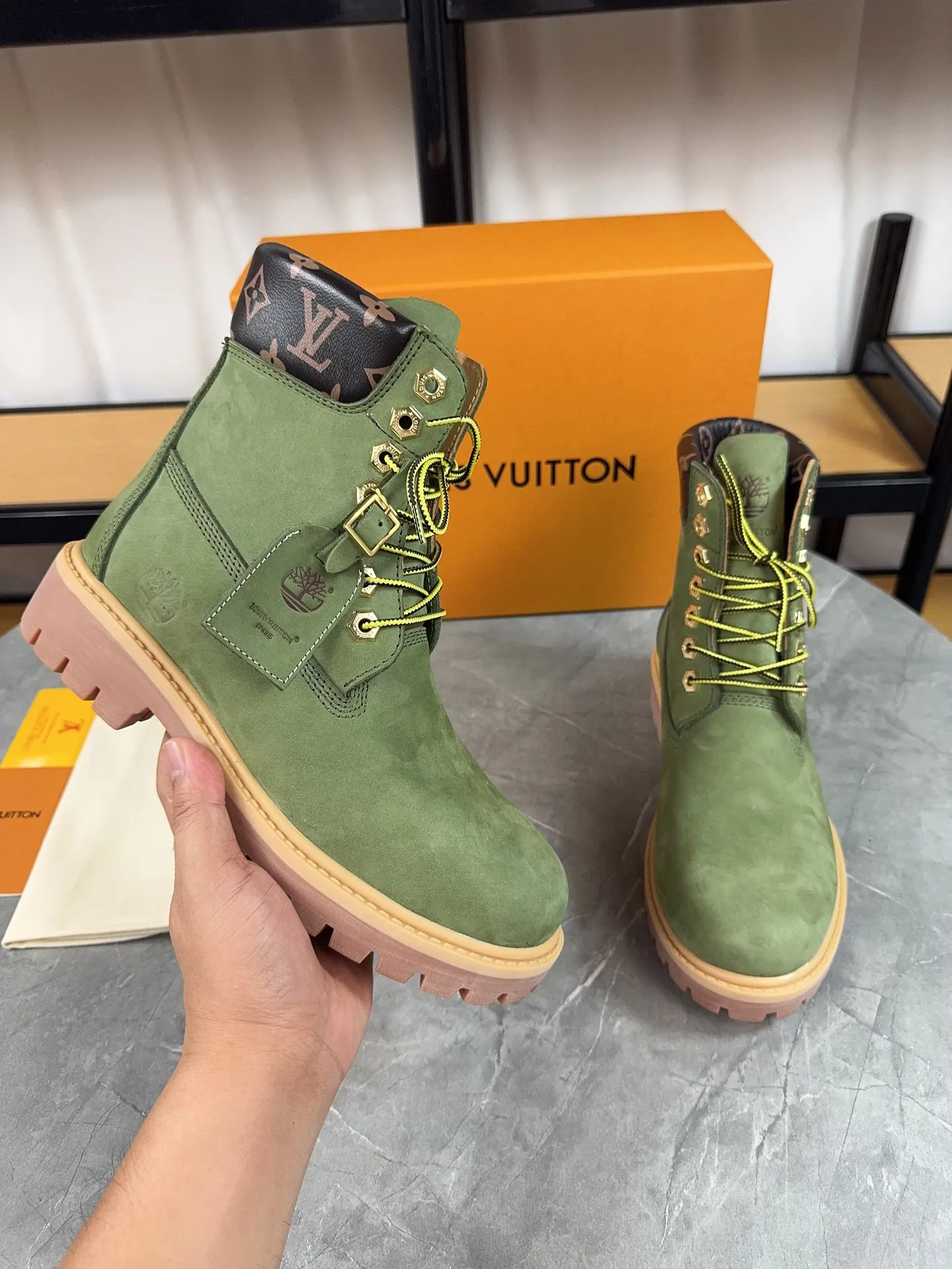 Couple model 💰700 ❤️Top version: Couple model LV x Timberland Timberland joint model Presbyopia Embossed Rhubarb boots Ankle boots Short boots LV x Timberland ankle boots are made of Monogram embossed waterproof nubuck cow leather, relying on the brand's exquisite craftsmanship to carefully reshape the classic Timberland 6-inch boot shape in Italy, and make an eye-catching appearance in 2024 created by Pharrell Williams with American workwear style Autumn and winter menswear show. Monogram embossed tongue, original Timberland laces and outsole are exquisite details, and the leather label expresses the cooperation logo. Exquisite packaging at the delivery counter🛍📦 ▪️Material: Original customized imported first-layer cowhide ▪️Inner lining: Original customized leather lining/mesh lining ▪️Outsole: Original molded anti-slip rubber material ▪️Sole thickness: 3.5CM ▪️Size: Women's 35-40 Men's 39-46